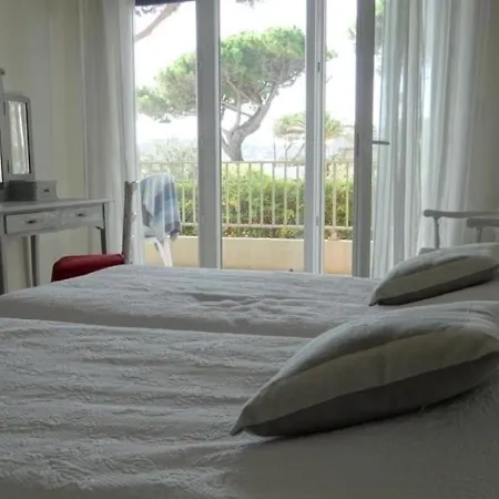 Les Pieds Dans Le Sable Pour Cet Situe Dans Le Quartier Du Parc De Cavalaire-sur-Mer